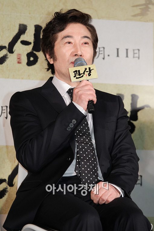 백윤식 측 "30살 연하 기자와 열애 맞다‥결혼은 시기상조"