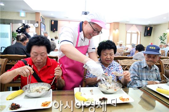 [포토]광주시 동구 "삼계탕 드시고 건강하세요"