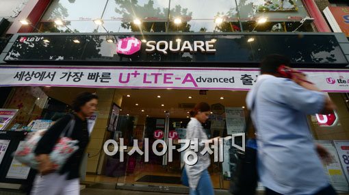 [포토]밝은 대낮에 조명은 왜?