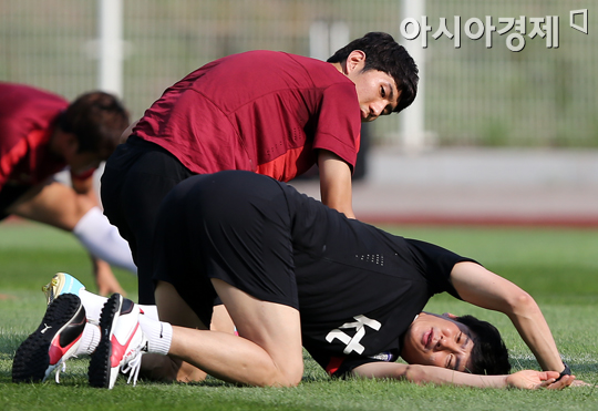 [포토] 박건하 코치 '준비운동이 가장 중요해'