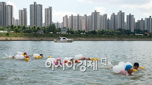 [포토]거친 한강 물살 가르는 아이들