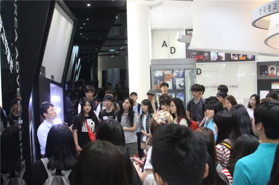 ▲14일 한국광고협회에서 개최한 '2013 고등학교 광고캠프'에 참여한 학생들이 설명을 듣고 있다.