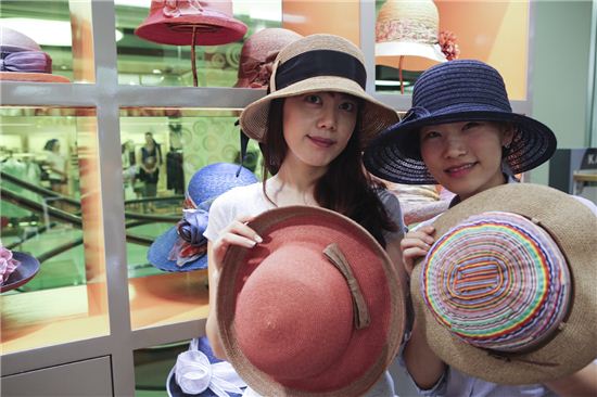 [포토]현대百, 햇빛 가려주는 밀짚모자 어때요?
