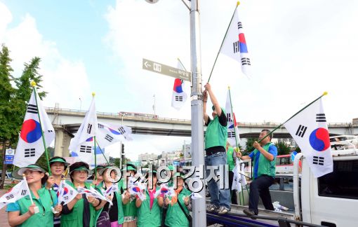 [포토]'내일은 광복절 태극기 꼭 다세요~'