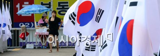 [포토]광복절 맞이 거리에 태극기가 펄럭