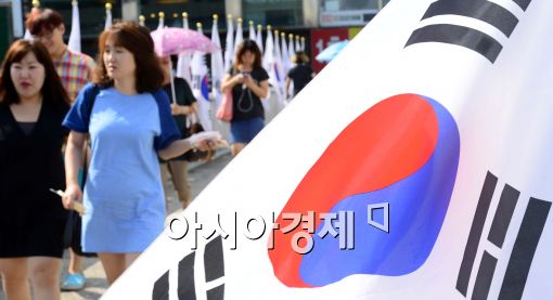 [포토]태극기 펄럭이는 도심거리