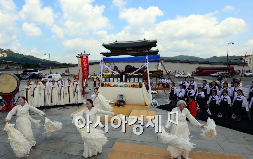 [포토]'위안부 할머니 한 푸세요~'