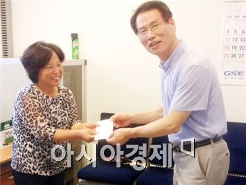 김규준 함평군 주민복지실장이 독립유공자에게 위문금을 전달하고 있다.