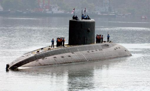 13일 폭발로 항구에 가라앉은 인도 킬로급 잠수함 신두라크샤크호
