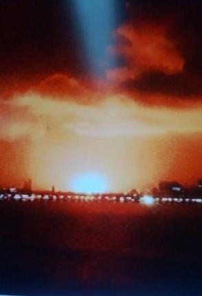 13일 폭발한 신두라크샤크호에서 화염이 치솟고 있는 모습