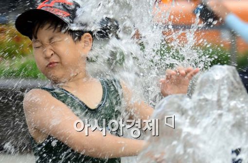 [포토]시원한 물세례 맞으며~