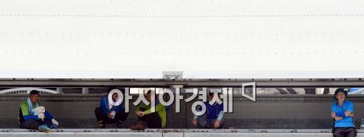 [포토]'태양을 피하기 위해서라면 어디든....'