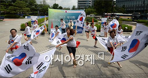 [포토]"태극기 흔들며 대한민국의 얼을 깨워주세요"