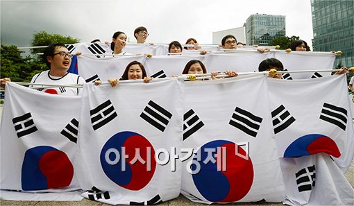 [포토]"광복절 태극기 들어 대한민국의 얼을 깨워주세요!"