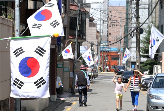 오늘 제헌절(사진은 태극기가 게양된 서울 상도동)