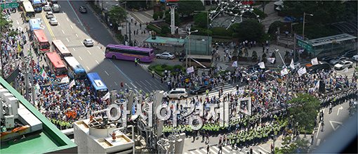 [포토]경찰과 대치하는 거리 행진