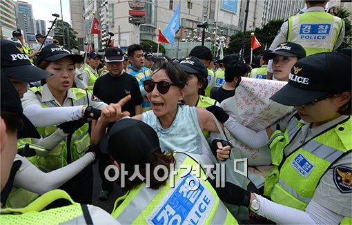 [포토]경찰에게 끌러나가는 거리행진 참가자