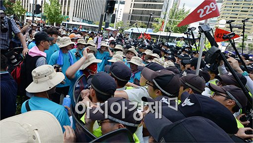 [포토]거리행진 도중 경찰과 대치