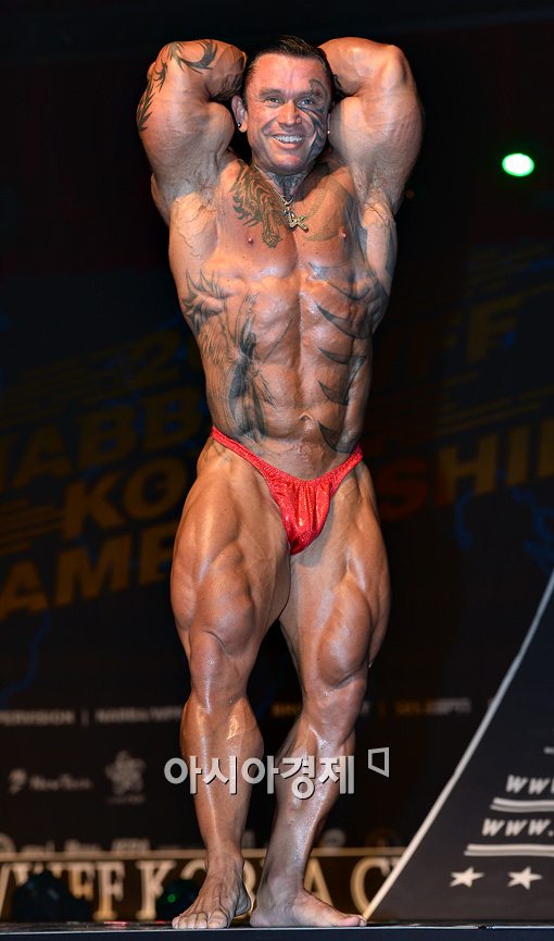 [포토]무대 오른 전설적 보디빌더 리 프리스트