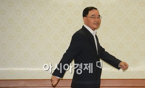 [포토]정홍원 총리의 가벼운 발걸음 