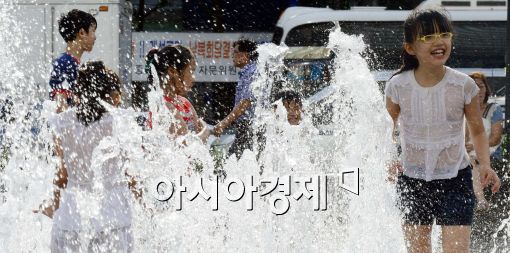 [포토]'더위는 분수대가 최고'