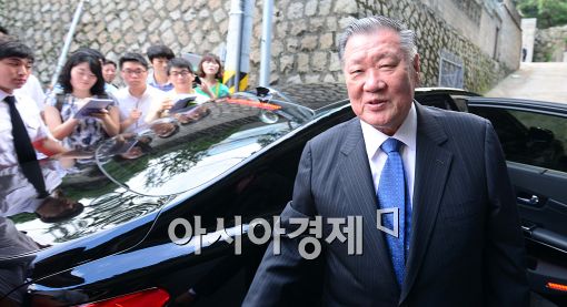 [포토]정몽구 현대차 회장, '반갑습니다'