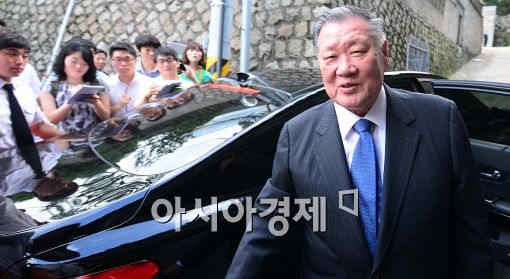 [포토]취재진에게 인사하는 정몽구 회장