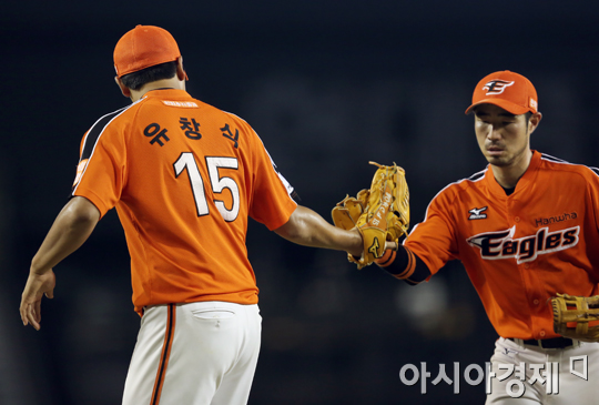 [포토] 유창식 '멋진 수비 고마워요~'