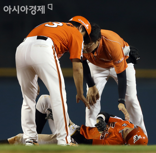 [포토] 그라운드에 넘어져 고통스러워하는 추승우