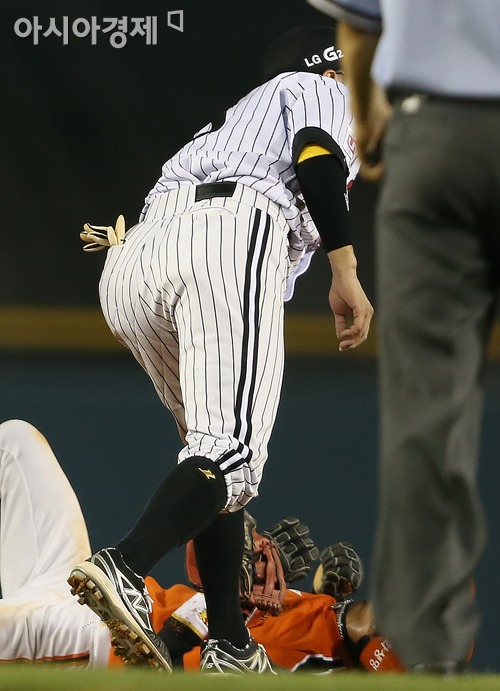 [포토] 정성훈 '일단은 태그'