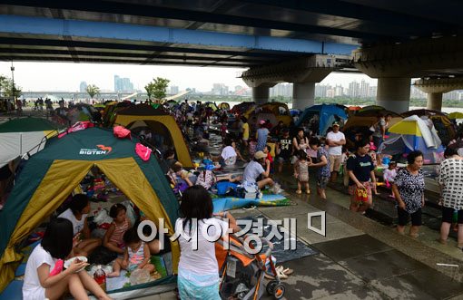 [포토]마지막 더위에 한강으로 피서 