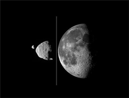 화성 표면에서 보이는 화성의 달 데이모스(사진 왼쪽)와 포보스(가운데). 지구에서 보이는 지구의 달(사진 오른쪽)과 비교하기 위해 사진을 나란히 배치했다. 실제 지구 달의 직경은 포보스에 비해 100배 가량 크다. (출처: NASA 홈페이지) 