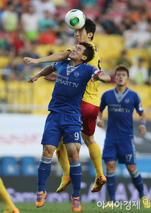 [포토] 헤딩 다투는 김동섭-오장은