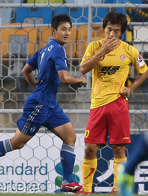 [포토] 조동건-김영남 '선제골 희비교차'