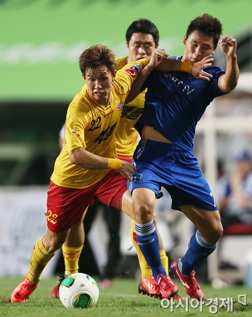 [포토] 몸싸움 벌이는 이종원-조동건