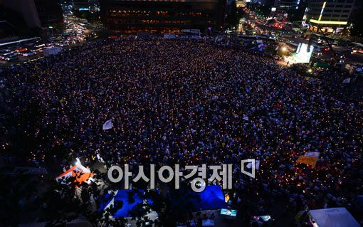[포토]서울광장 가득 메운 민심 반딧불 