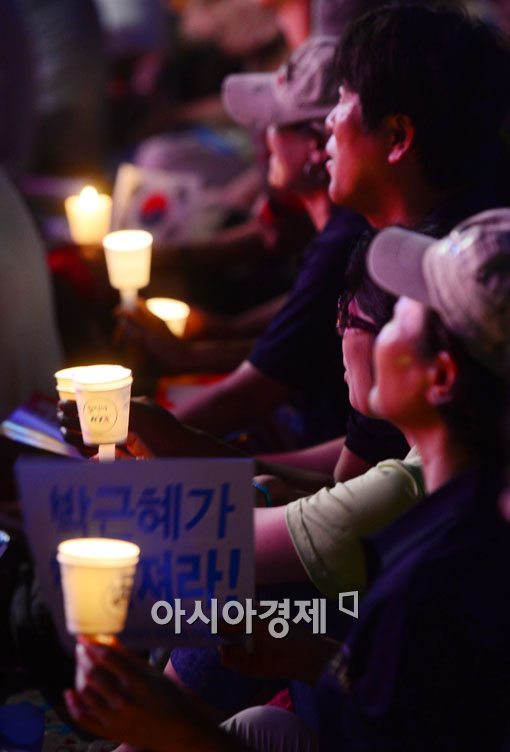 [포토]국정원을 향한 촛불을 들고서 