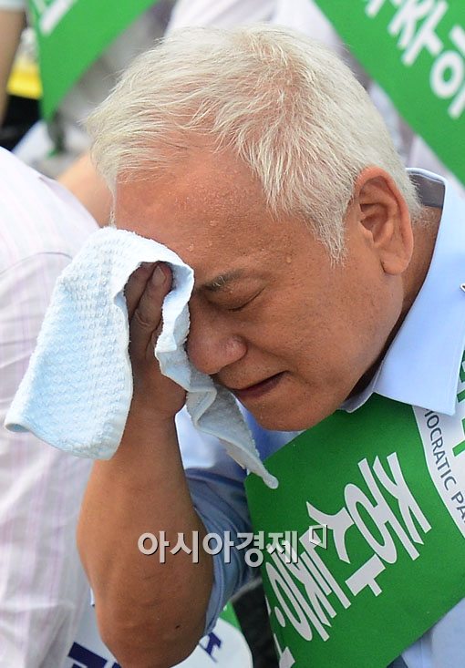 [포토]땀 흘리는 김한길 민주당 대표 