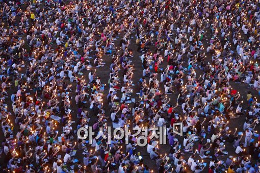 서울광장 뒤덮은 8번째 촛불 열기…시민 5만여명 참석