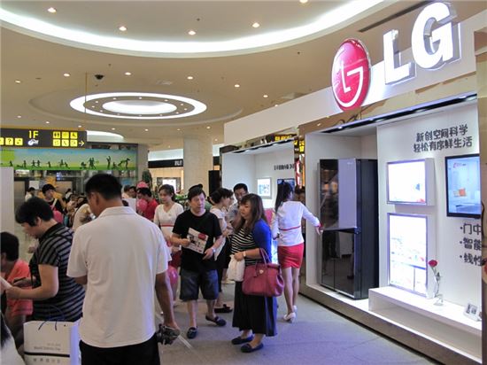 ▲LG전자가 중국 베이징에서 연 프리미엄 생활가전 체험 행사에 참석한 고객들이 제품을 체험하고 있다.  