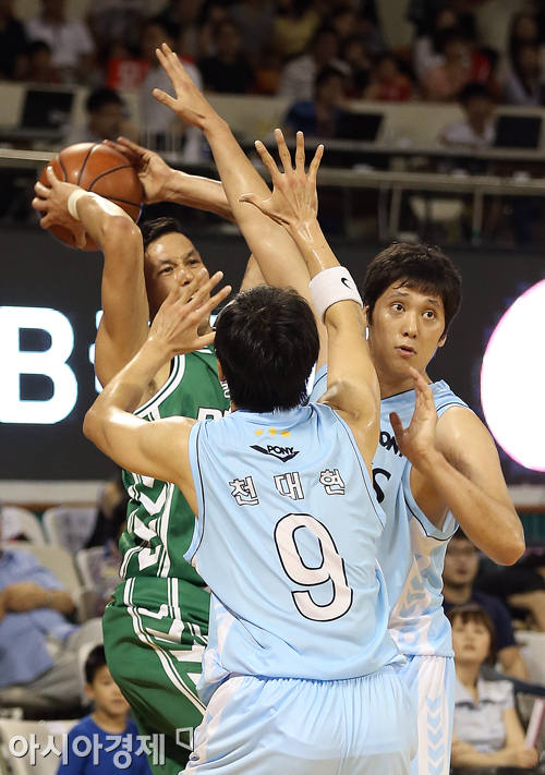 [포토] 이승준 '두 명은 못당하겠어'