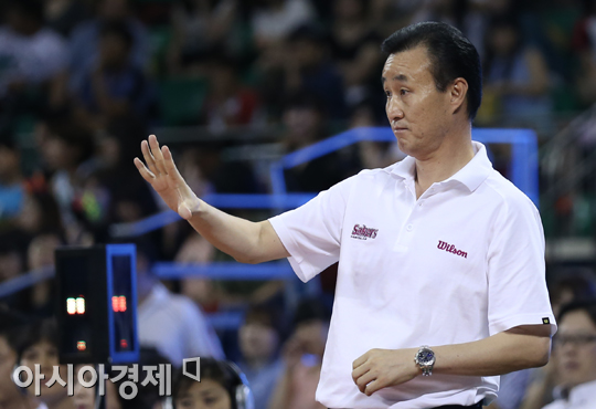 [포토] 지시 내리는 김진 감독