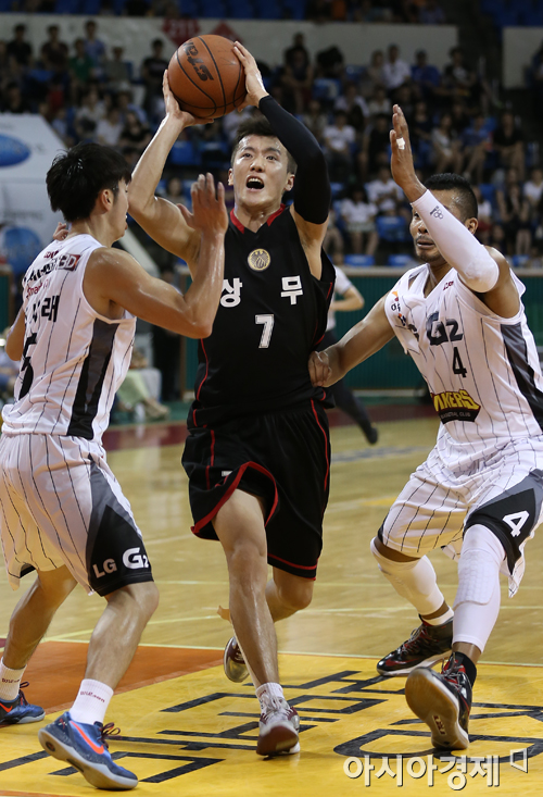 [포토] 박찬희 '비키시라~'