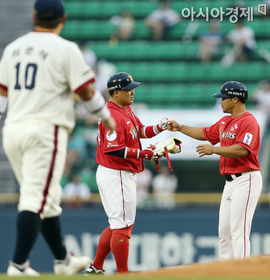 [포토] 싹쓸이 적시타 조인성 '주자 다 들어와~'