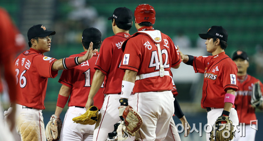 [포토] 대승거둔 SK '위로 올라가자'