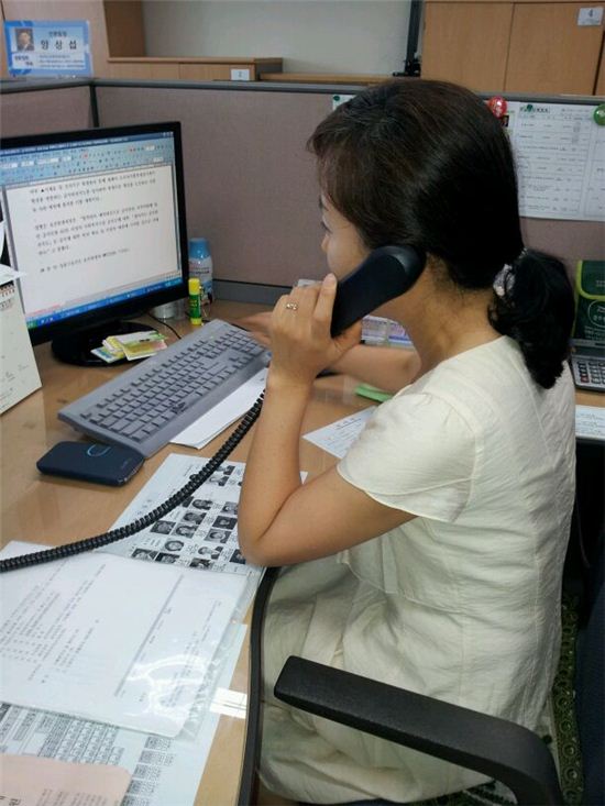 서울시와 자치구들이 최근들어 인터넷전화로 바꾸는 경우가 늘고 있다. 한 자치구 직원이 인터넷 전화를 하고 있다.