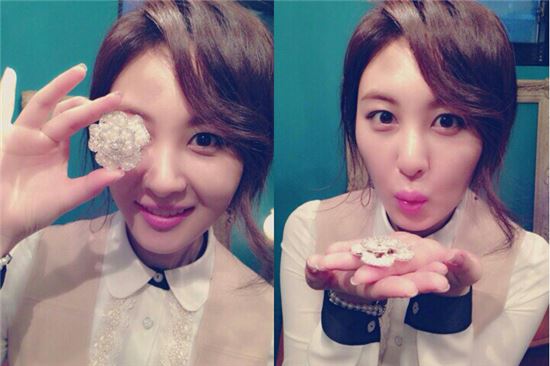 '그녀의 신화' 손은서, 꽃 모양 브로치 들고 '러블리 셀카'