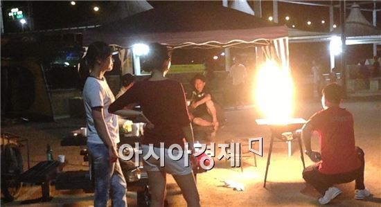 지난 16일 밤 서울 난지도 캠핑장에서 한 떼의 젊인들이 불을 크게 피우는 바람에 주변 사람들을 공포에 떨게 하고 있다. 
