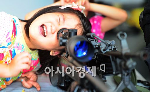 [포토]'뭐가 보이지?'