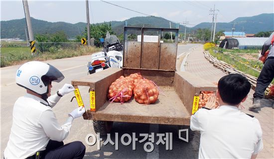 함평경찰, 경운기 반사지부착으로 교통사고 예방 활동